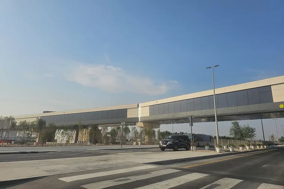 New walkway bridges Dubai Metro and Etihad Rail, cutting out taxis and buses
