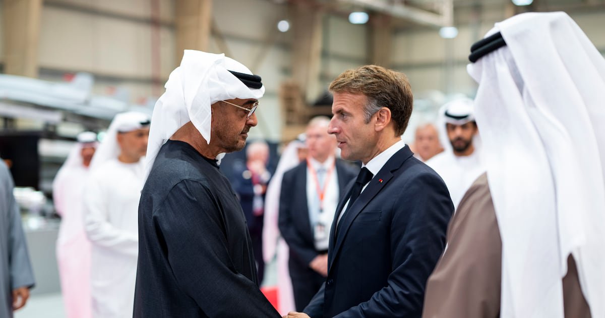 الشيخ محمد وماكرون يتفقدان شركات الدفاع في أبوظبي ويوقعان اتفاقيات استراتيجية