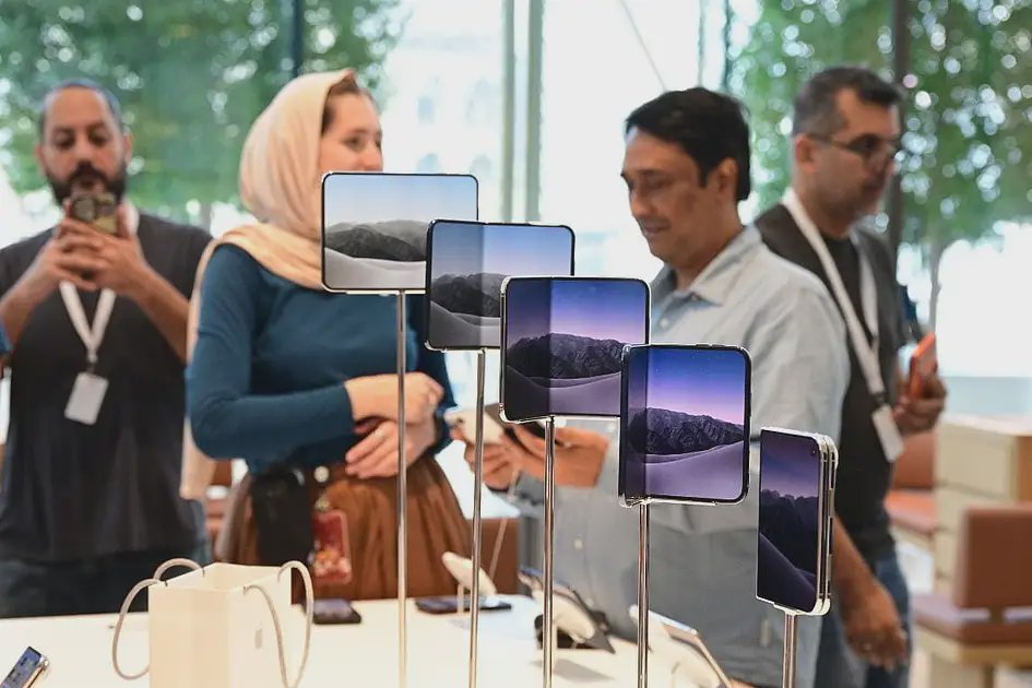 إعادة بيع آيفون ديو في الإمارات بسعر يصل إلى 25 ألف درهم وسط نقص في المعروض