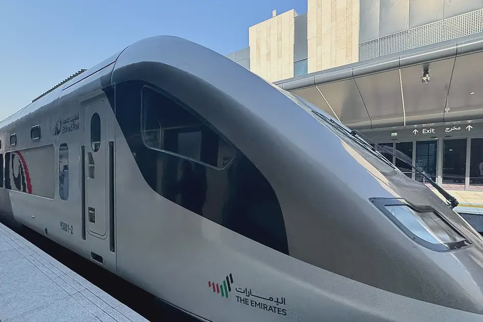 انطلاق أول رحلة ركاب لقطار الاتحاد بين دبي وأبوظبي